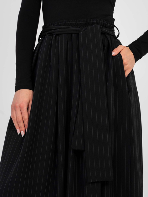 Czarna elegancka spódnica z wszytym paskiem