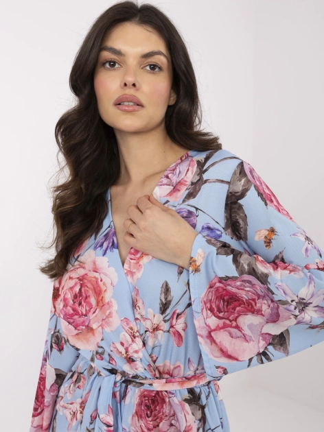 Niebieski krótki kombinezon z kopertowym dekoltem