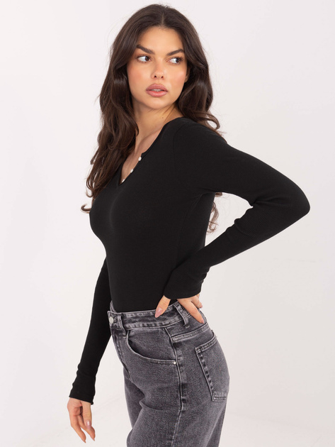 Czarna dopasowana bluzka basic z dekoltem V