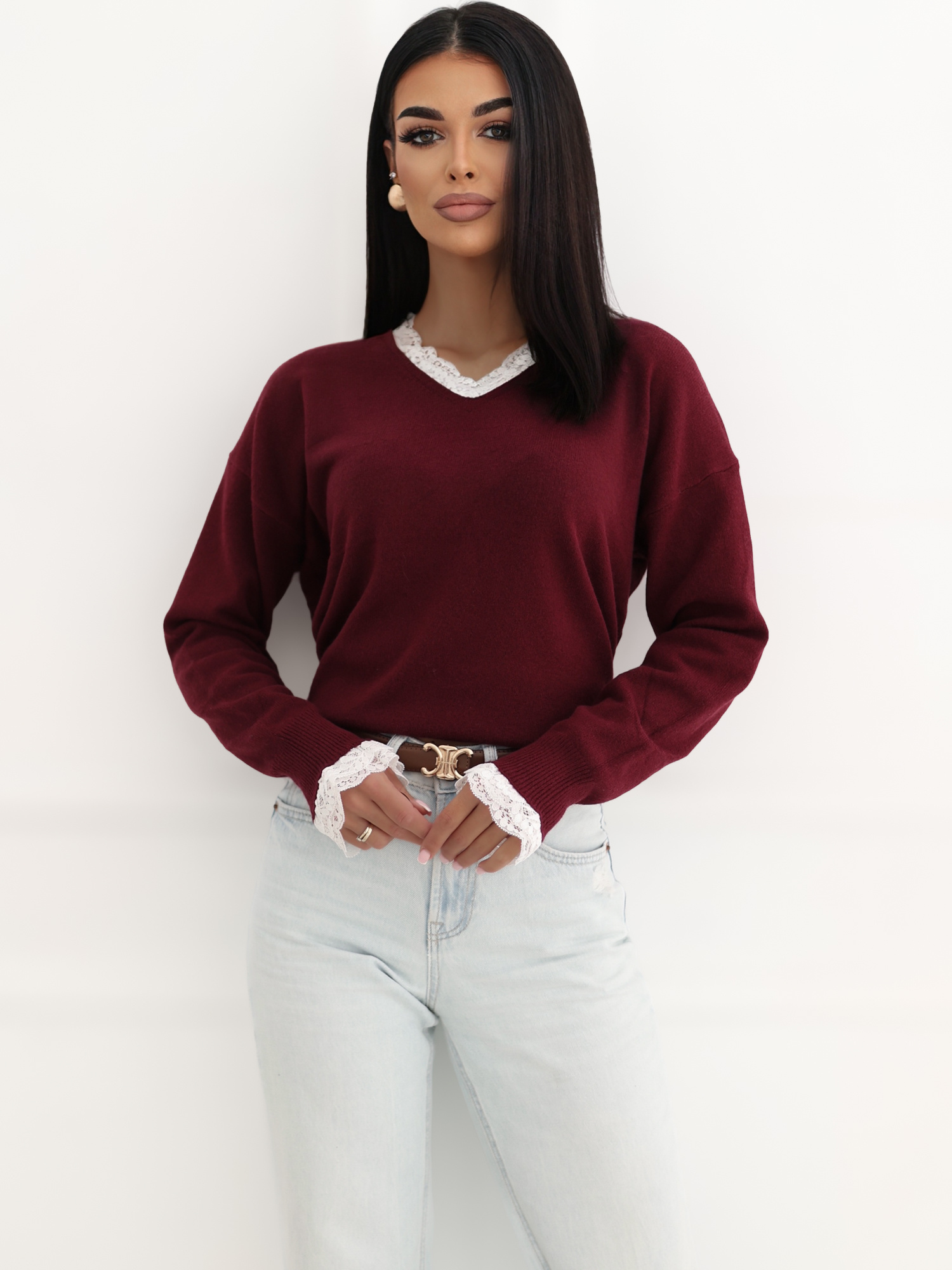 Bordeauxfarbener Pullover mit dekorativem Spitzenabschluss.