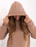 Ciemnobeżowa bluza oversize z napisem na kapturze