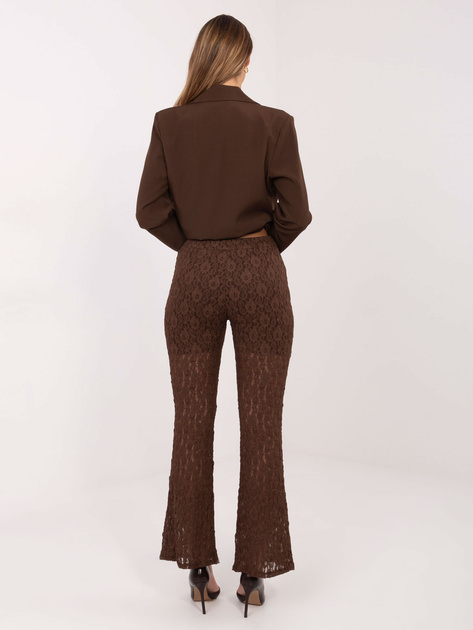 Brązowe spodnie z lekko rozszerzaną nogawką