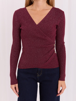 Bordeaux eleganter Pullover mit dekorativen Knöpfen.