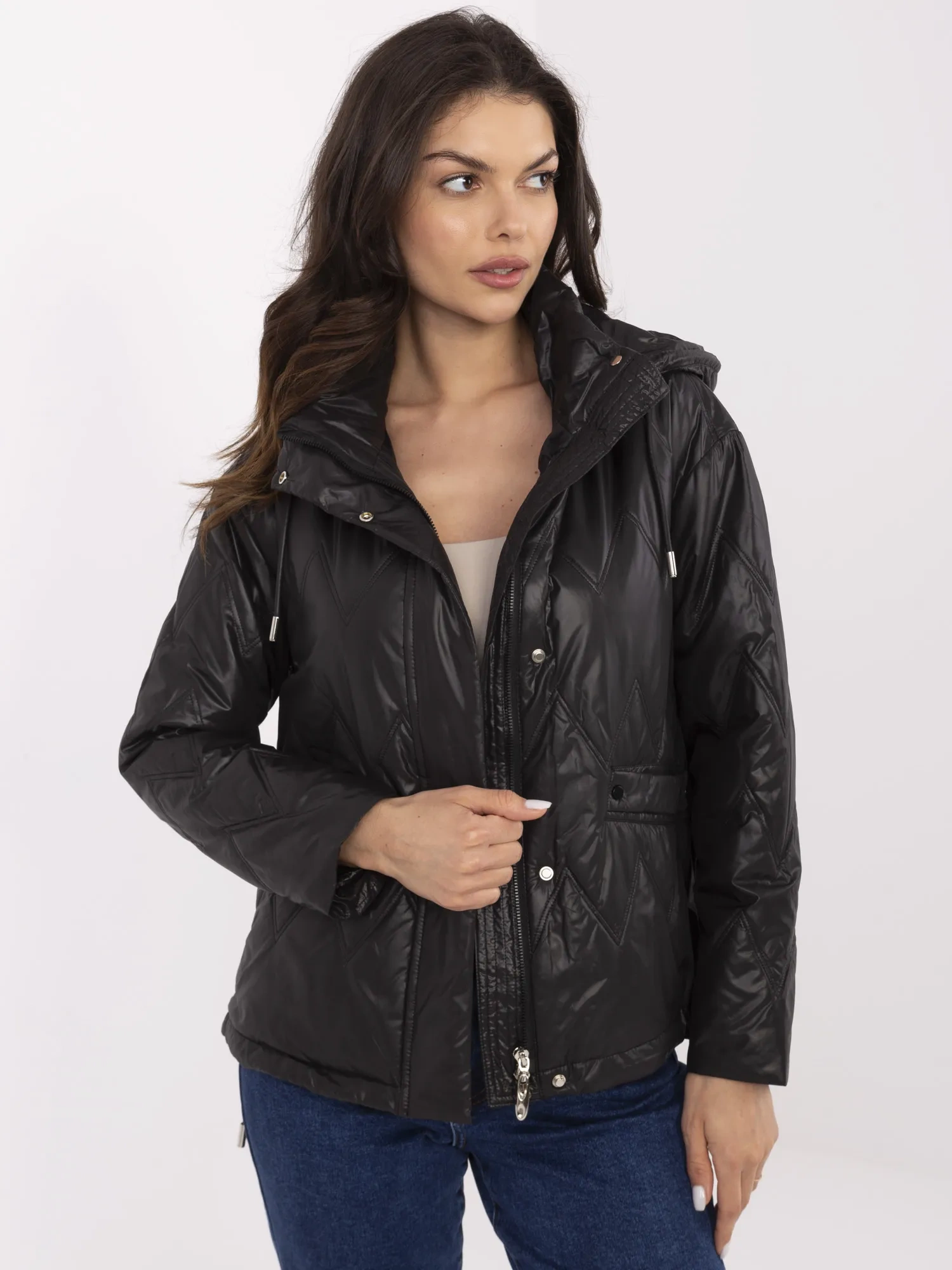 Schwarze gesteppte Damenjacke mit Gummizug.
