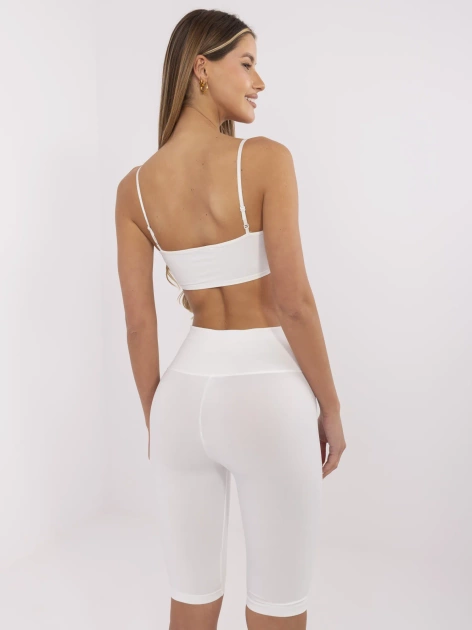 Białe szorty typu kolarki