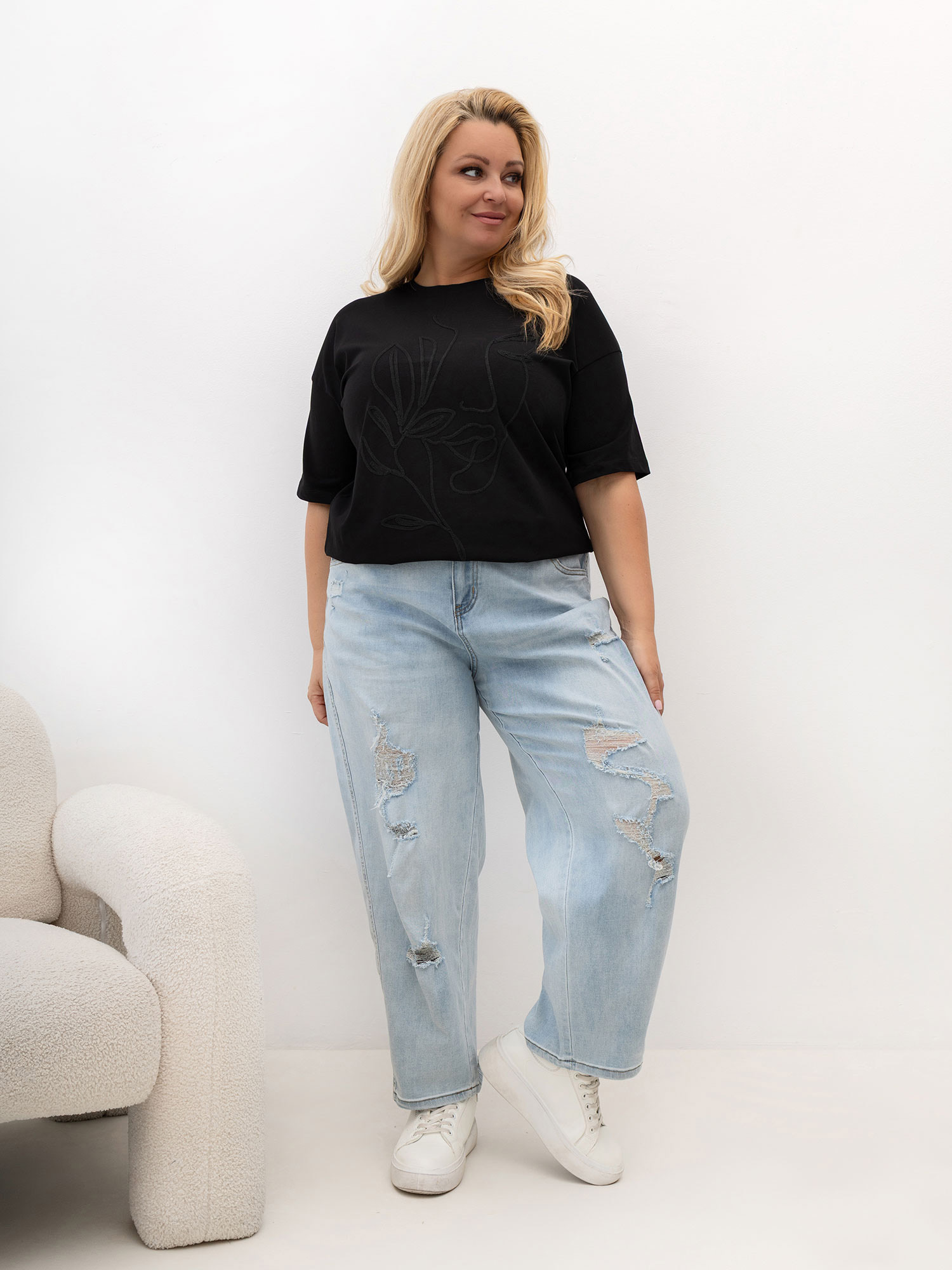Črna majica plus size z abstraktnim vzorcem.