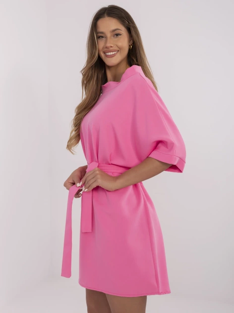 Różowa elegancka sukienka z rękawem 3/4
