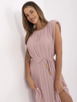 Brudnoróżowa plisowana sukienka na lato