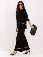 Schwarzes Strickset mit weiten Hosen.