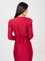 Czerwona długa sukienka z ozdobnym elementem