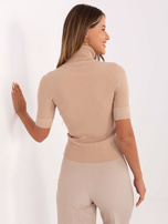 Camelowy prążkowany sweter z golfem 