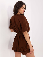 Dunkelbrauner Musselin-Jumpsuit mit kurzen Ärmeln.