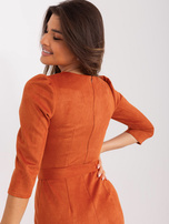 Hurt Ciemnopomarańczowa dopasowana sukienka z rozcięciem