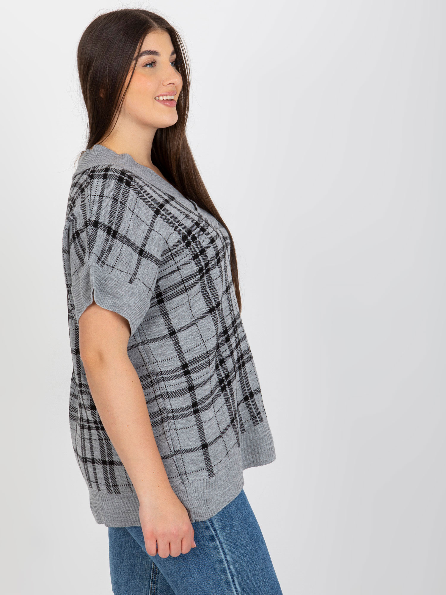 Szara dzianinowa kamizelka plus size z dekoltem V