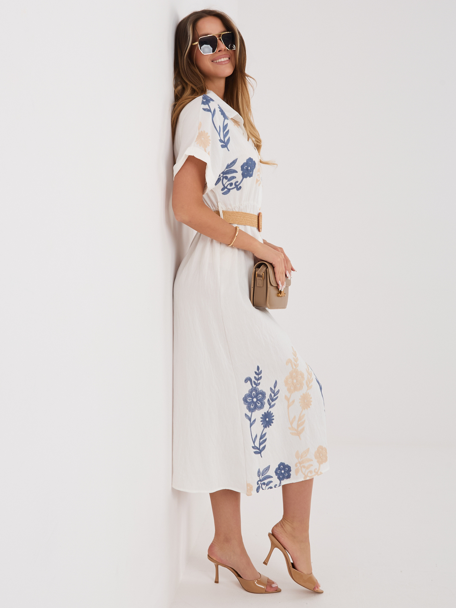 Niebieska letnia sukienka z plecionym paskiem