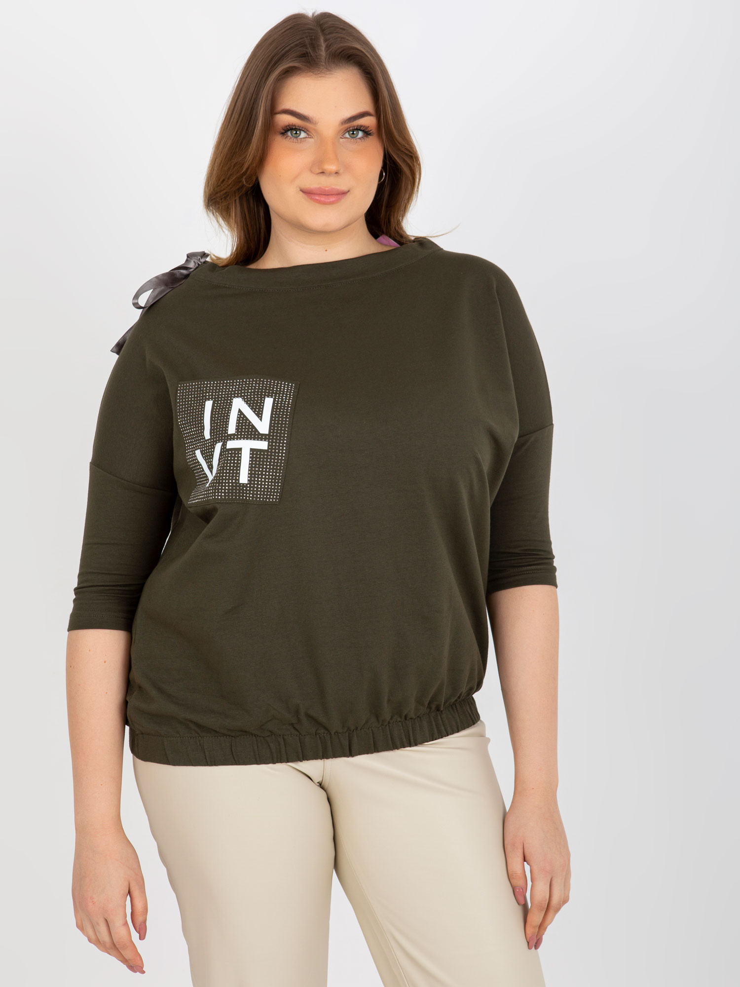 Didmeninė prekyba Khaki marškinėliai plus size su aplikacija ir raišteliu.