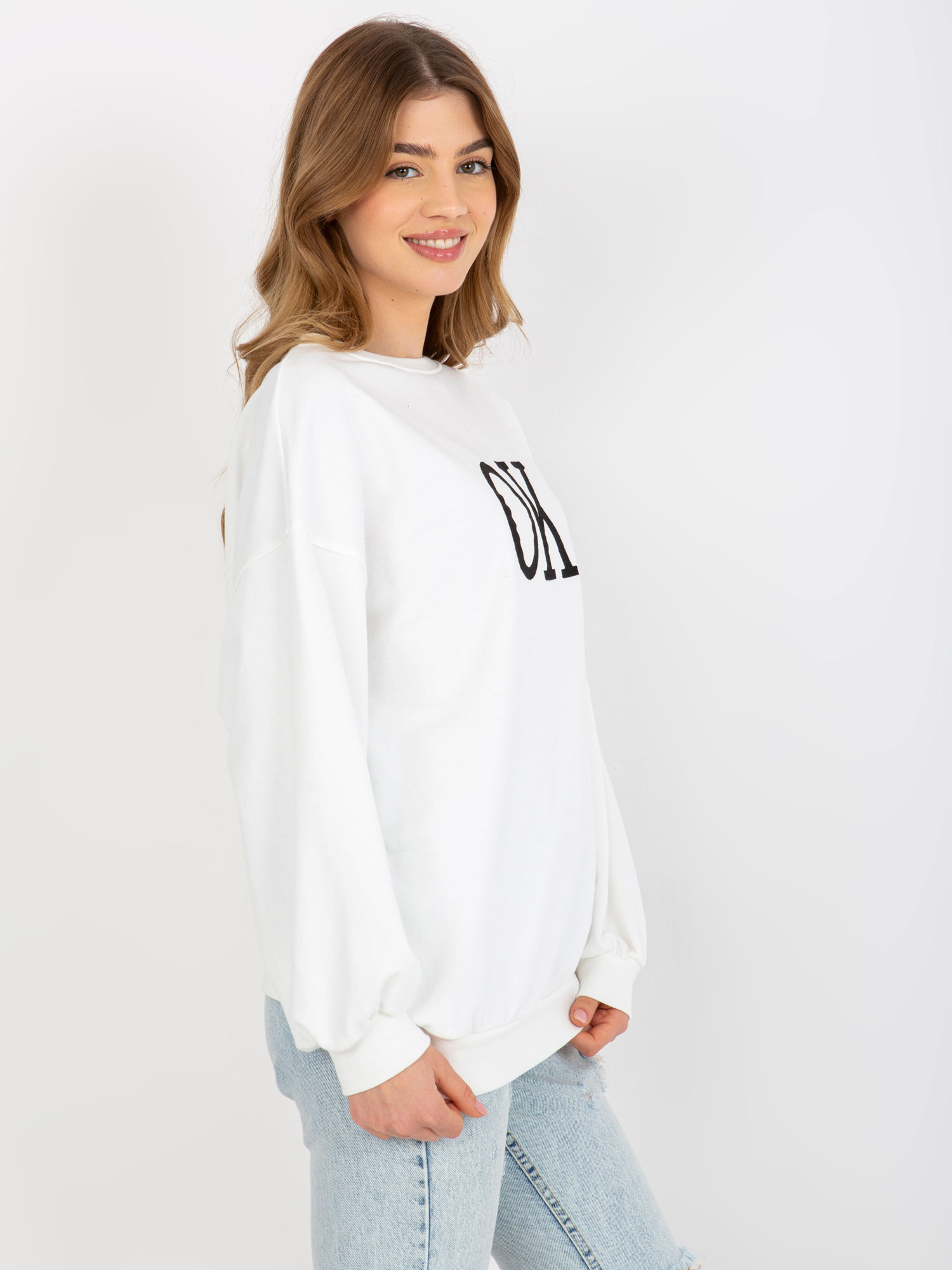 Didmeninė balta laisva oversized be gobtuvo palaidinė su siuvinėjimu.