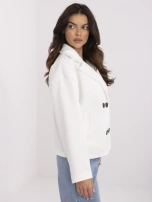 Ecru krótki płaszcz damski z kieszeniami 