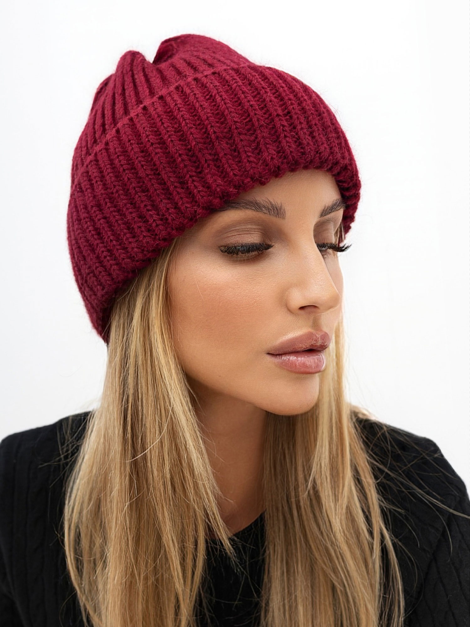Bordová dámska čiapka beanie s prevrátením.