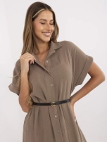 Braunes Musselinhemdkleid mit Gürtel.