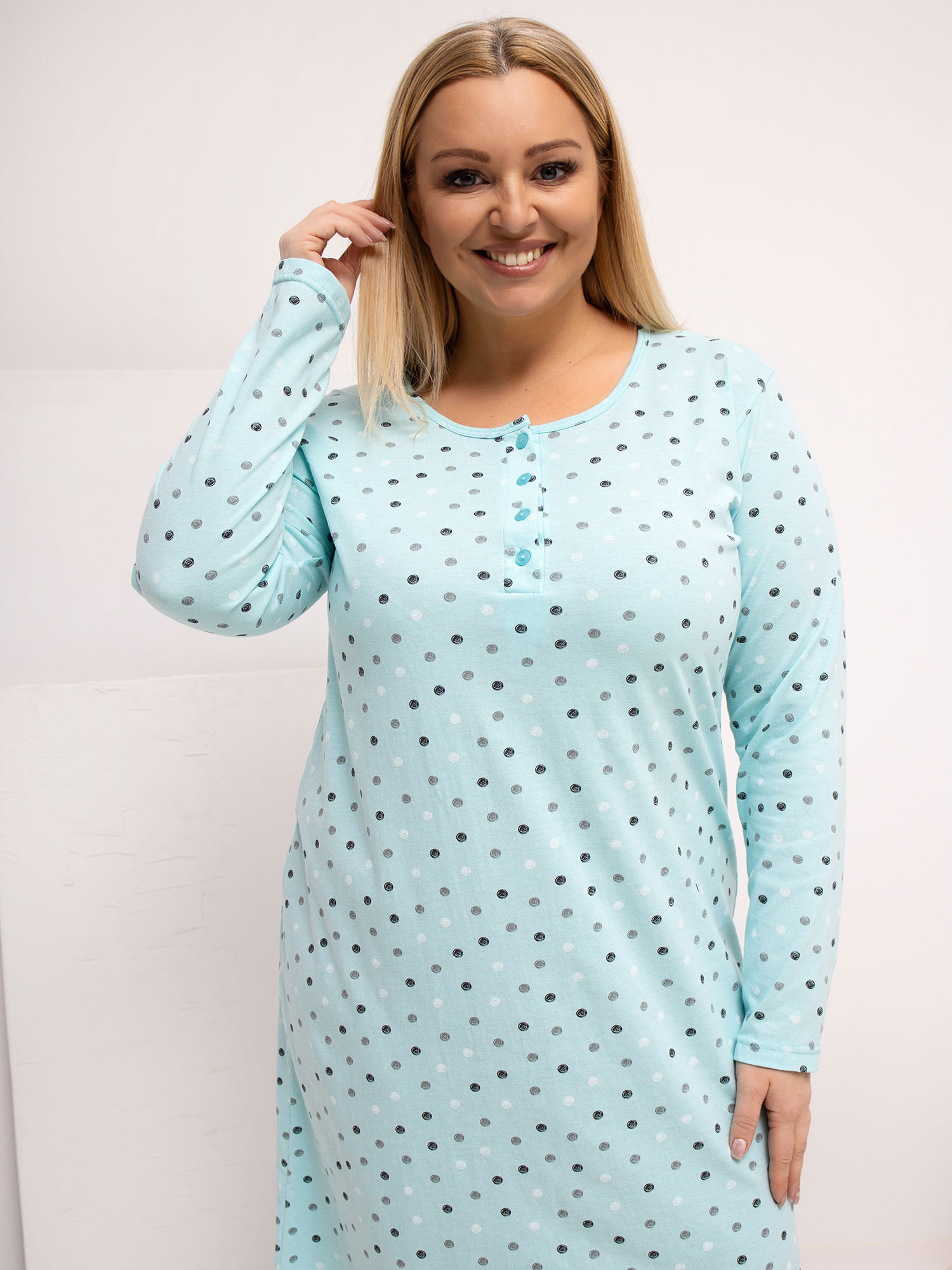 Mátová noční košile plus size s puntíky.