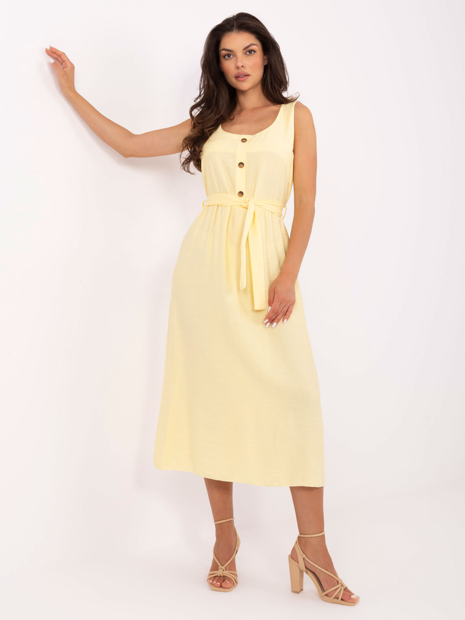Helles gelbes Sommerkleid mit Gürtel.