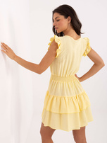Jasnożółta krótka sukienka na lato