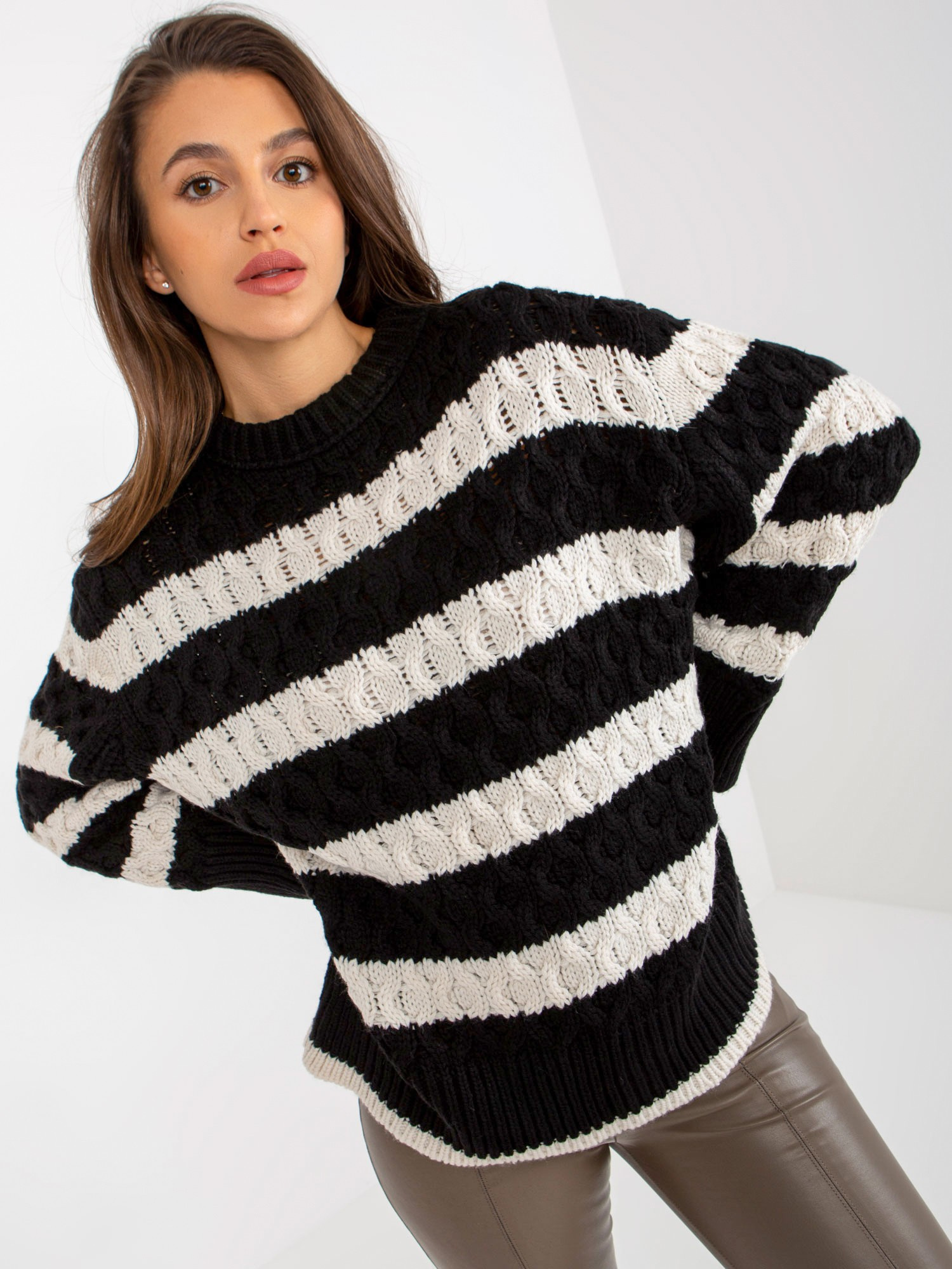 Czarno-ecru dzianinowy sweter oversize w warkocze