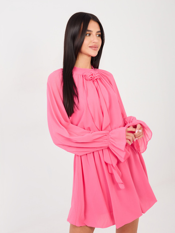 Ciemnoróżowa sukienka z ozdobnymi różami RUE PARIS