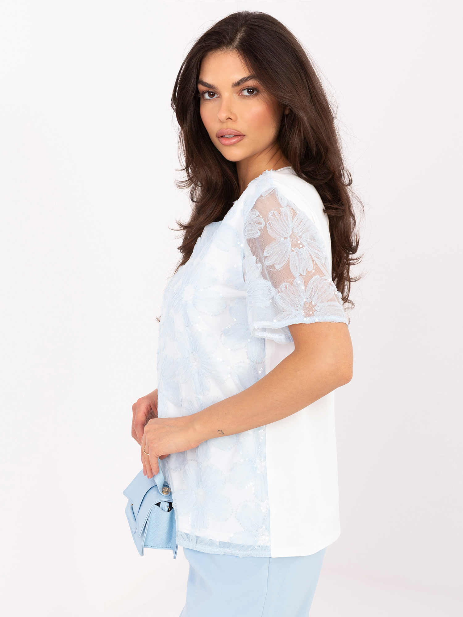 Jasnoniebieska elegancka bluzka z kwiatową koronką