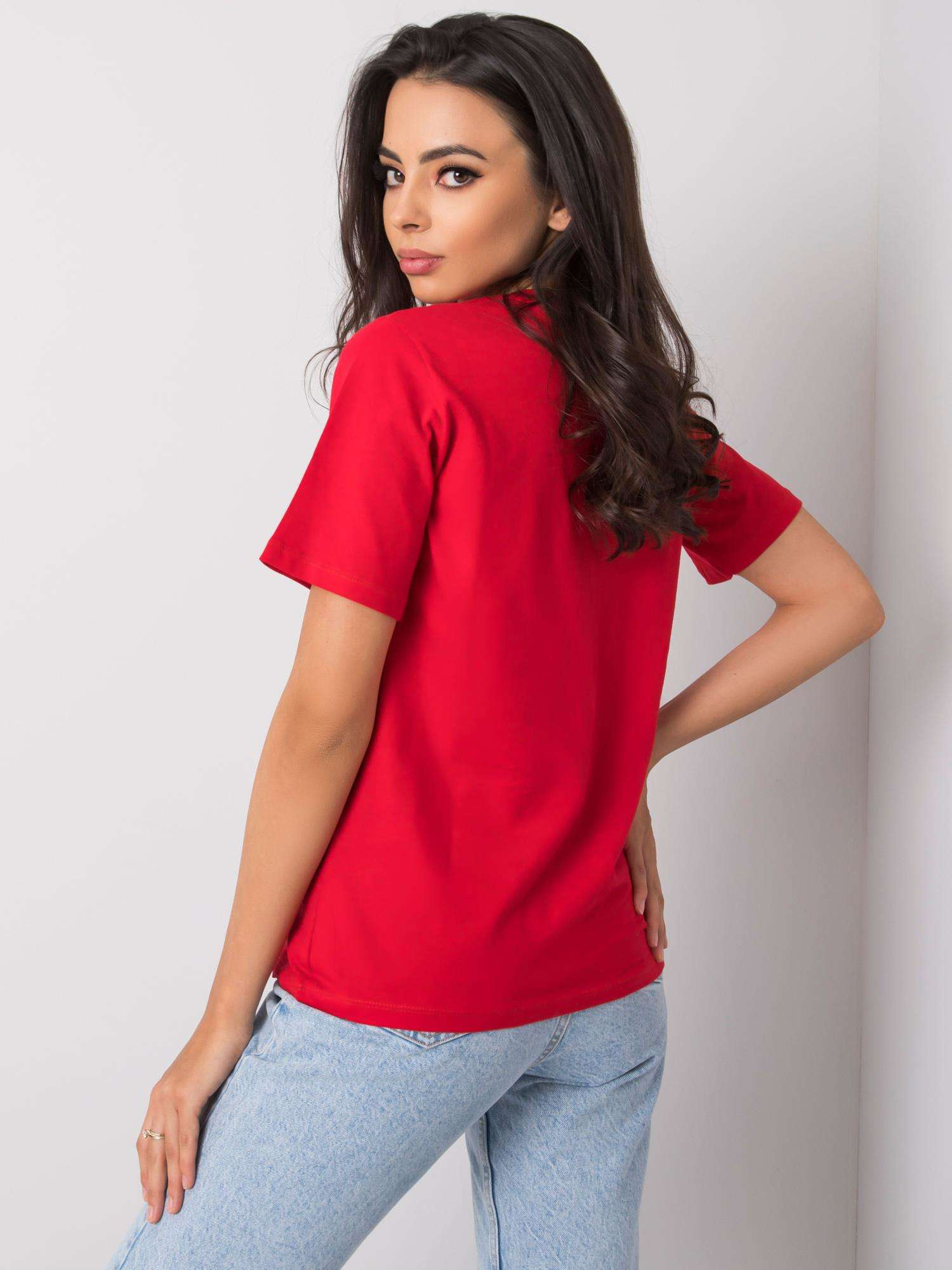 Rotes T-Shirt mit der Aufschrift Nikki.