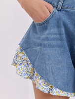 Temno modri jeans kratke hlače z cvetličnim volanom.