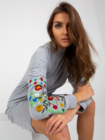 Hurt Szara melanżowa sukienka dresowa z haftem na rękawach RUE PARIS