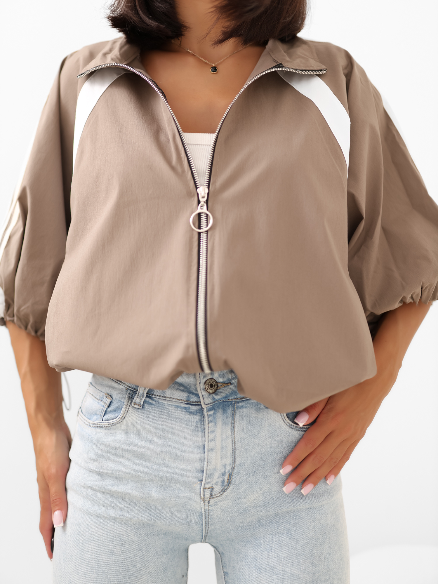 Fango Damen Windjacke mit Gummizügen.