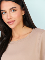 Ciemnobeżowy t-shirt basic z ozdobnymi szwami RUE PARIS 