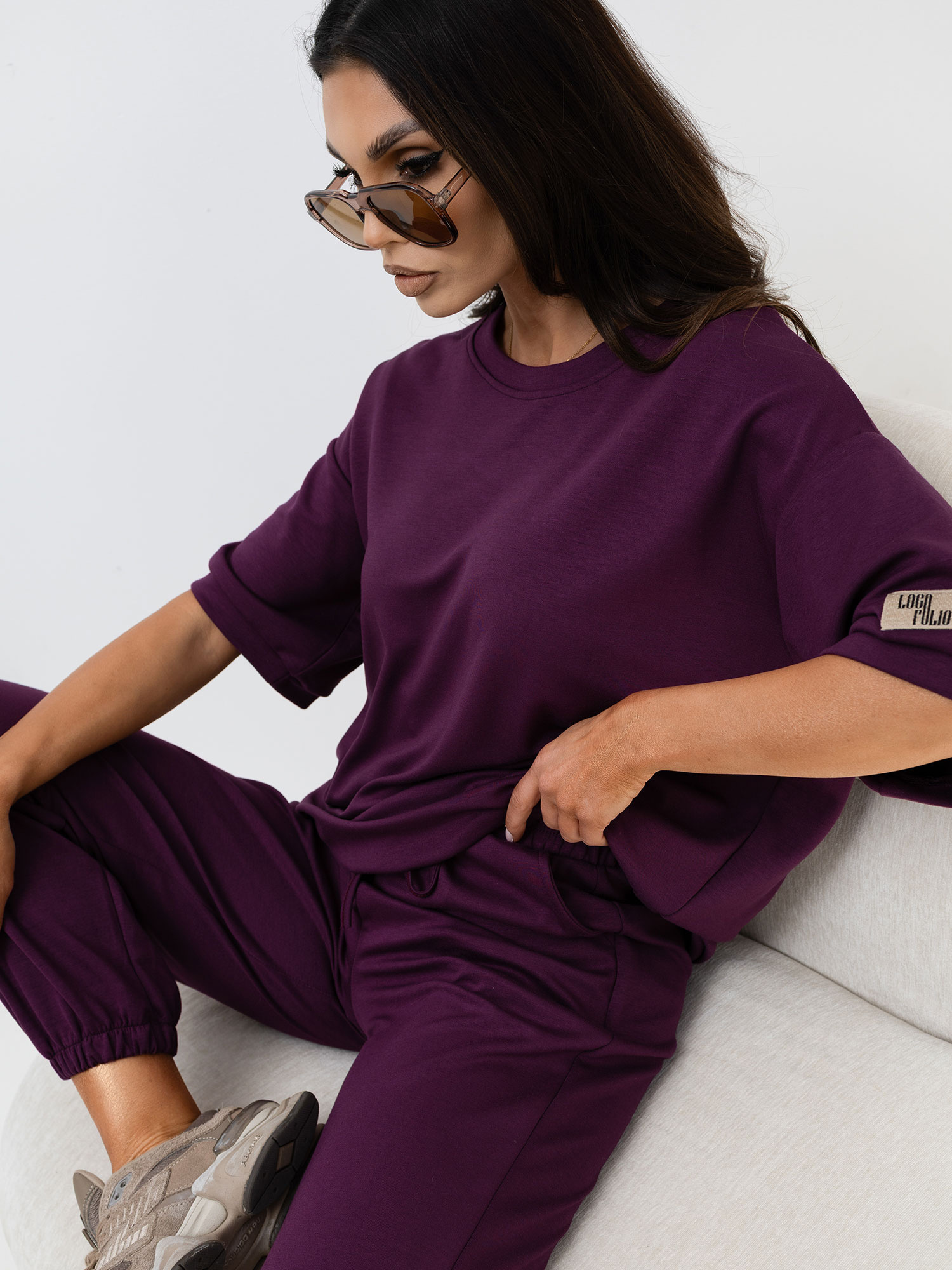 Śliwkowy komplet ze spodniami typu jogger RUE PARIS 