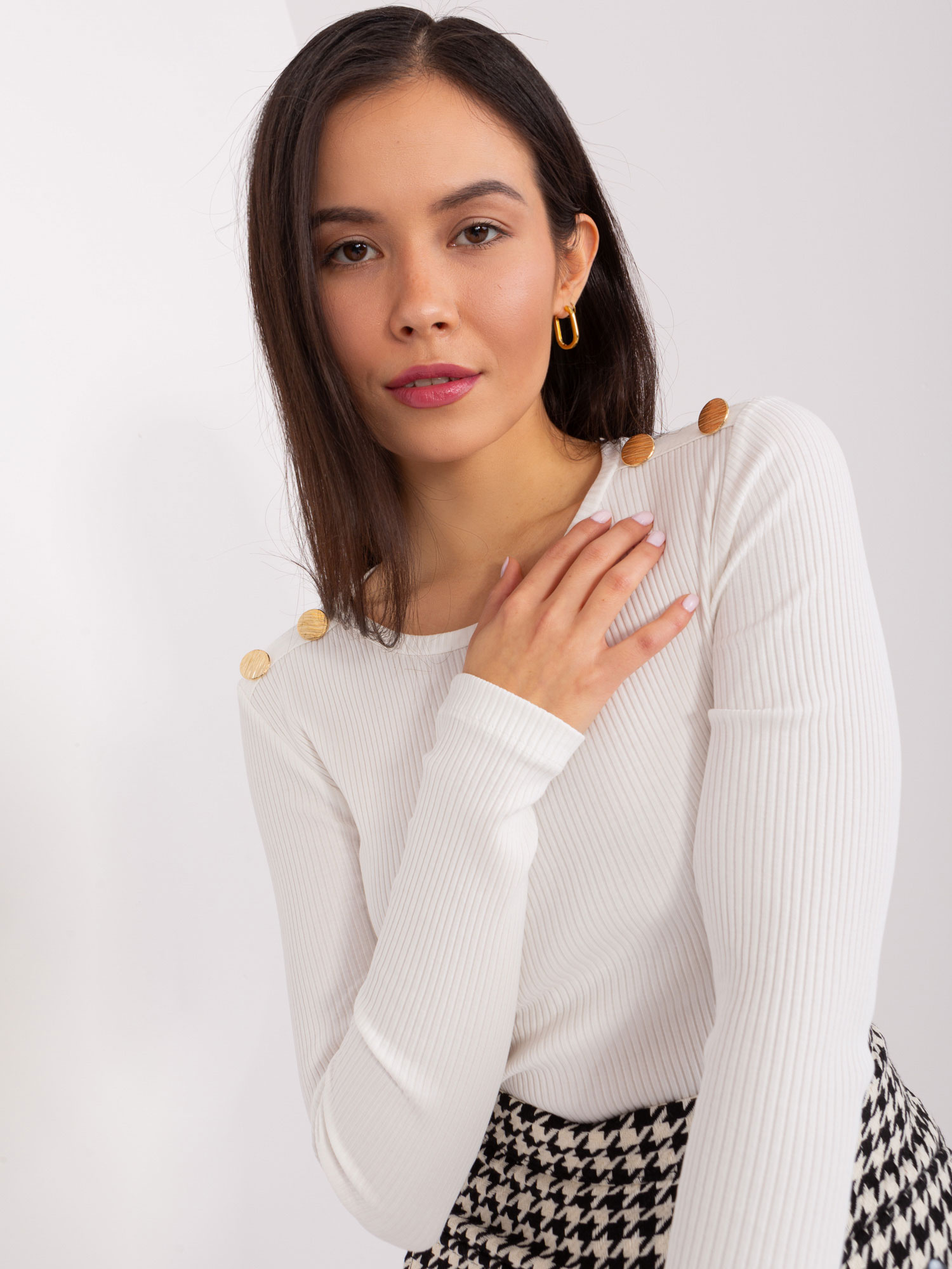 Hurt Ecru blouse with decorative buttons BASIC FEEL GOOD.