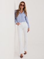 Białe jeansowe spodnie dzwony  