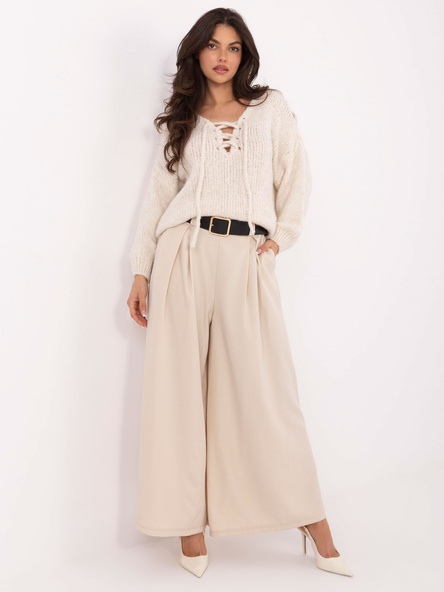 Jasnobeżowe szerokie spodnie z zakładkami