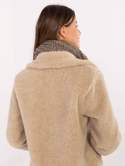 Ciemnobeżowy ciepły szal z pomponami