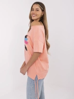 Koralowy t-shirt ze ściągaczem na dole