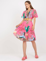 Różowa letnia sukienka z printami i plisowaniem