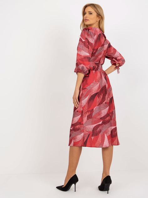 Hurt Bordowa sukienka koktajlowa z printami i rekawem 3/4