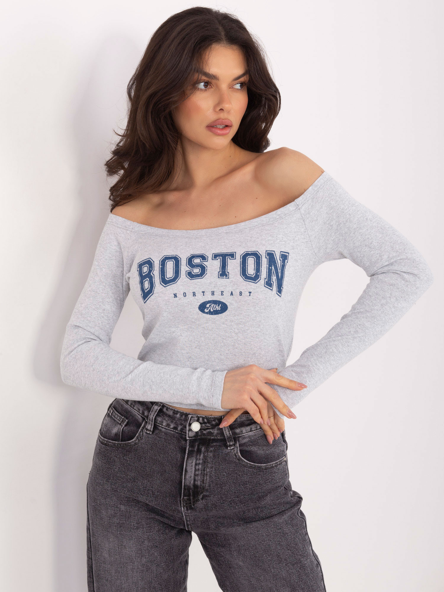Jasnoszara bluzka hiszpanka z napisem Boston