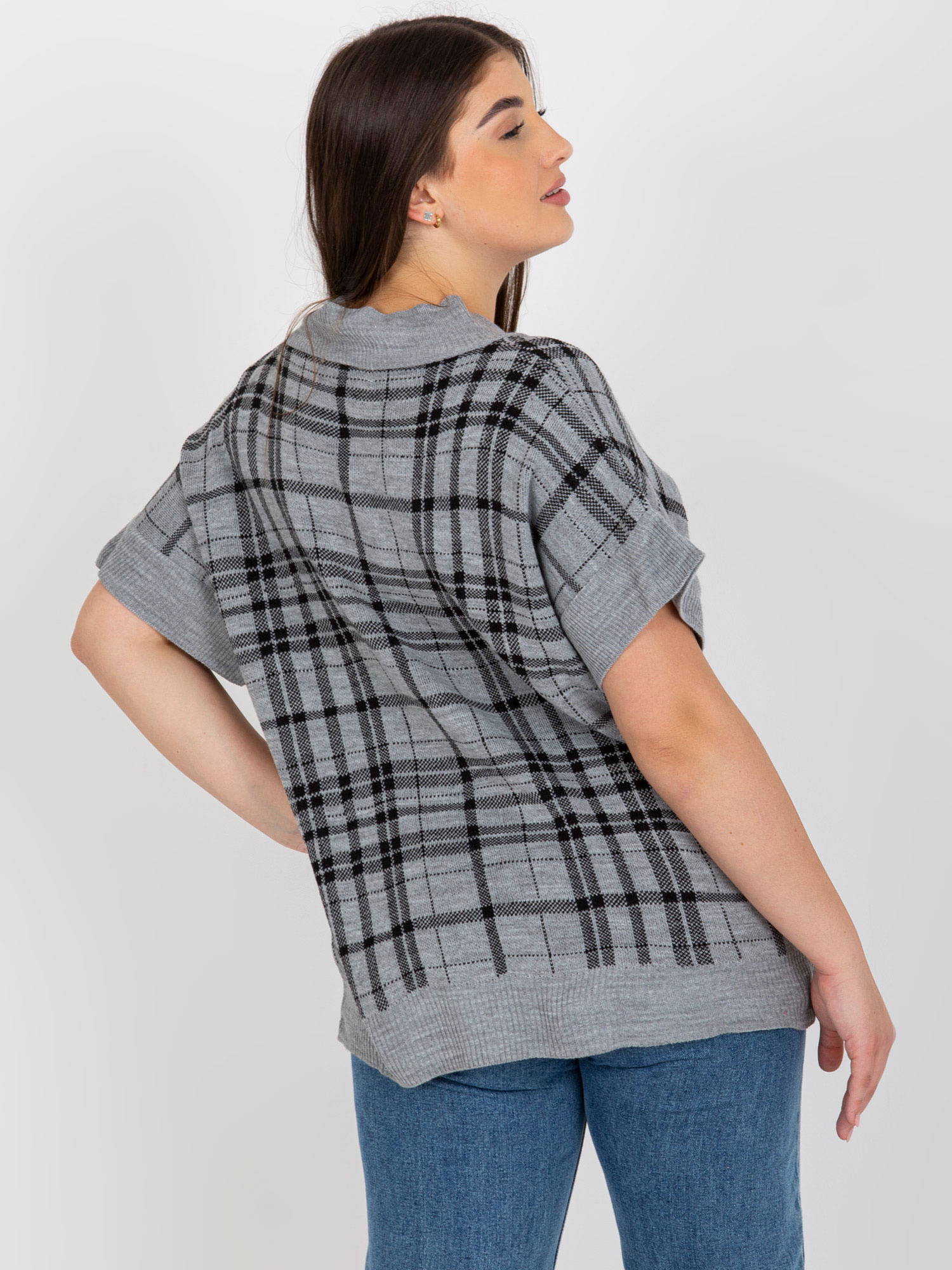 Szara dzianinowa kamizelka plus size z dekoltem V