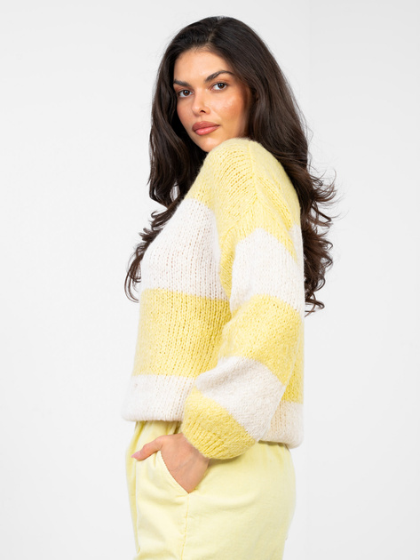Pastelowy żółty sweter oversize w paski