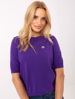 Fioletowy damski sweter z broszką w kształcie M