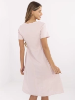 Helles rosa Kleid mit geripptem Oberteil.