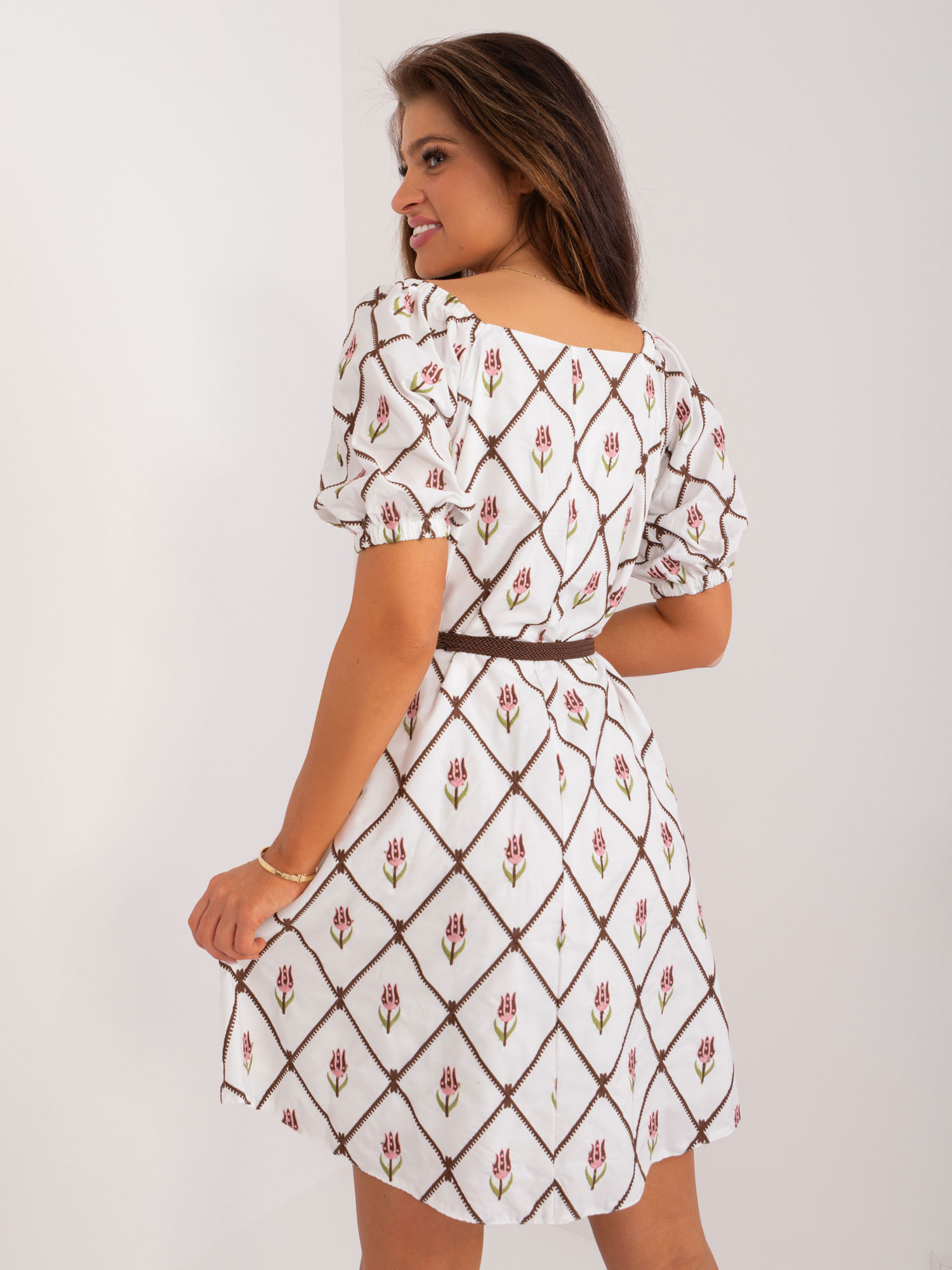 Hurt Weiß-braun gesticktes Kleid mit Gürtel.