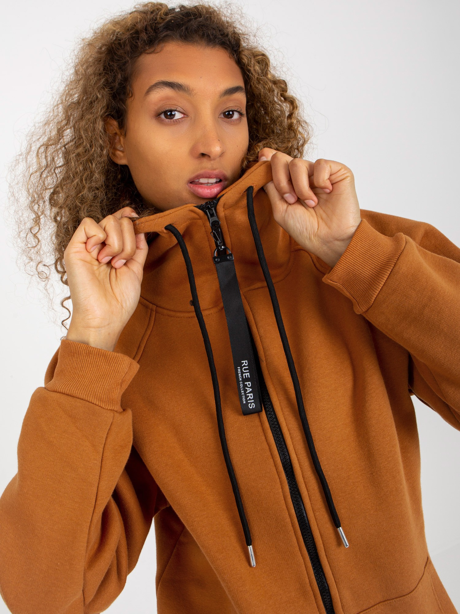 Jasnobrązowa rozpinana bluza basic z kieszeniami RUE PARIS